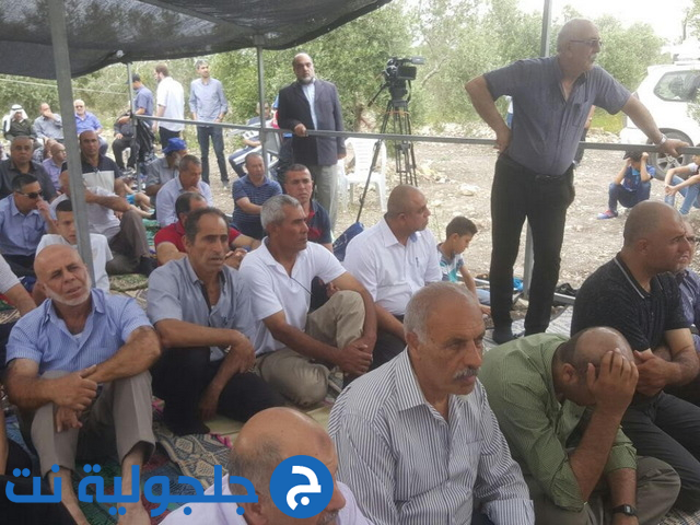 صلاة جمعة على أراضي الروحة اعتراضا على مشروع  خط الكهرباء